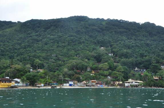 Chegando de barco à pacata vila de Picinguaba, no litoral norte de São Paulo